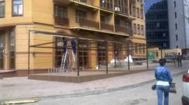 Процесс монтирования перголы на отдельно стоящей конструкции, Киев